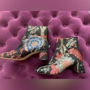 Zara Floral Jacquard Embroidered Ankle Boots 2 1/2” heel Size 9.5